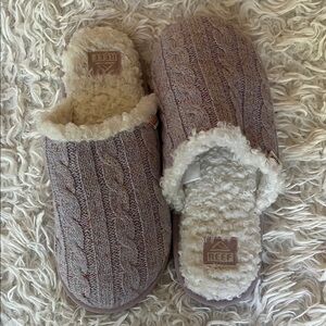 Reef Lavender Cable Knit Slippers